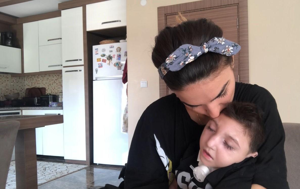 Oğlunun ağlamasıyla uyanan anne gözyaşlarını tutamadı