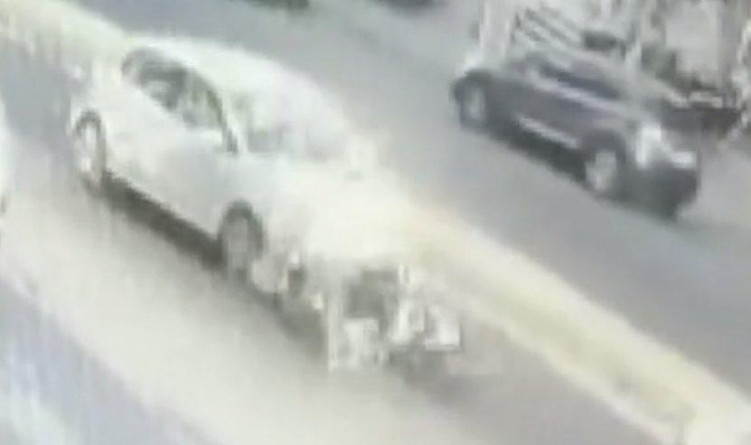 Eyüpsultan'da motosikletli ezilmekten son anda kurtuldu