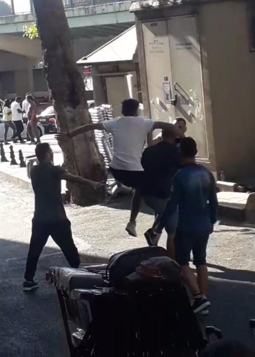 Aksaray'da iki grup arasında çıkan kavga kamerada