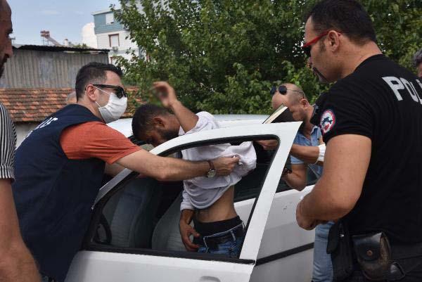 Antalya'da aracında bıçaklanarak gasbedildi