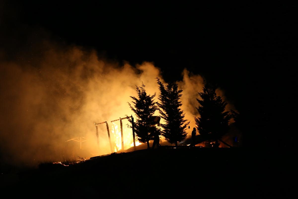 Ankara'da ahşap konak yandı