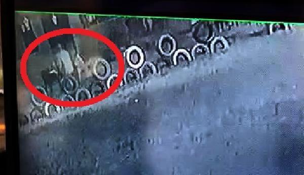 Avcılar'da kafedeki 8 koltuğu çalan şüpheliler