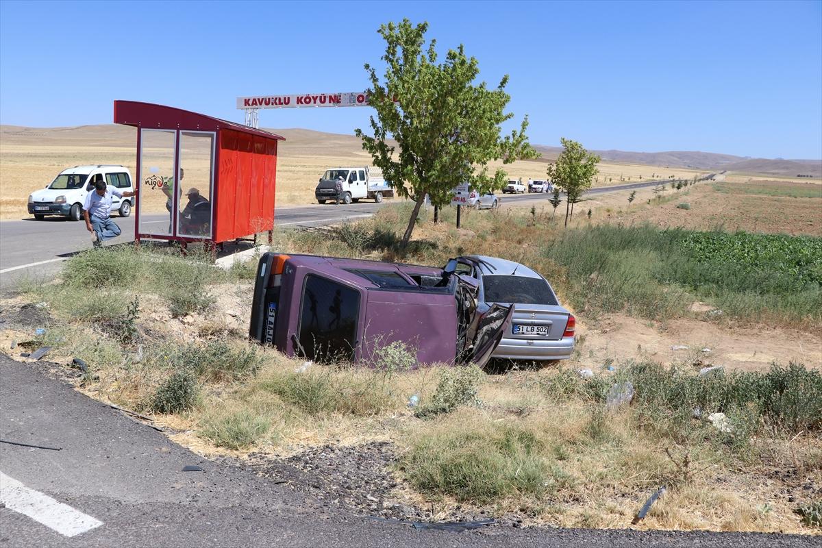 Niğde'de iki araç çarpıştı: 7 yaralı