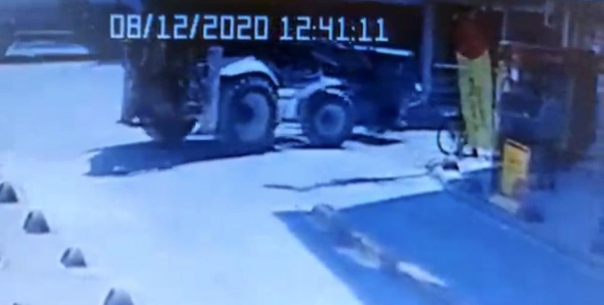 Şişli'de kepçe operatörü kadına çarptı