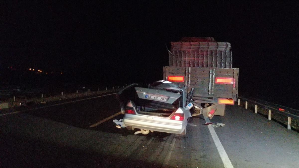 Kayseri'de otomobil tıra arkadan çarptı: 2 ölü 1 yaralı