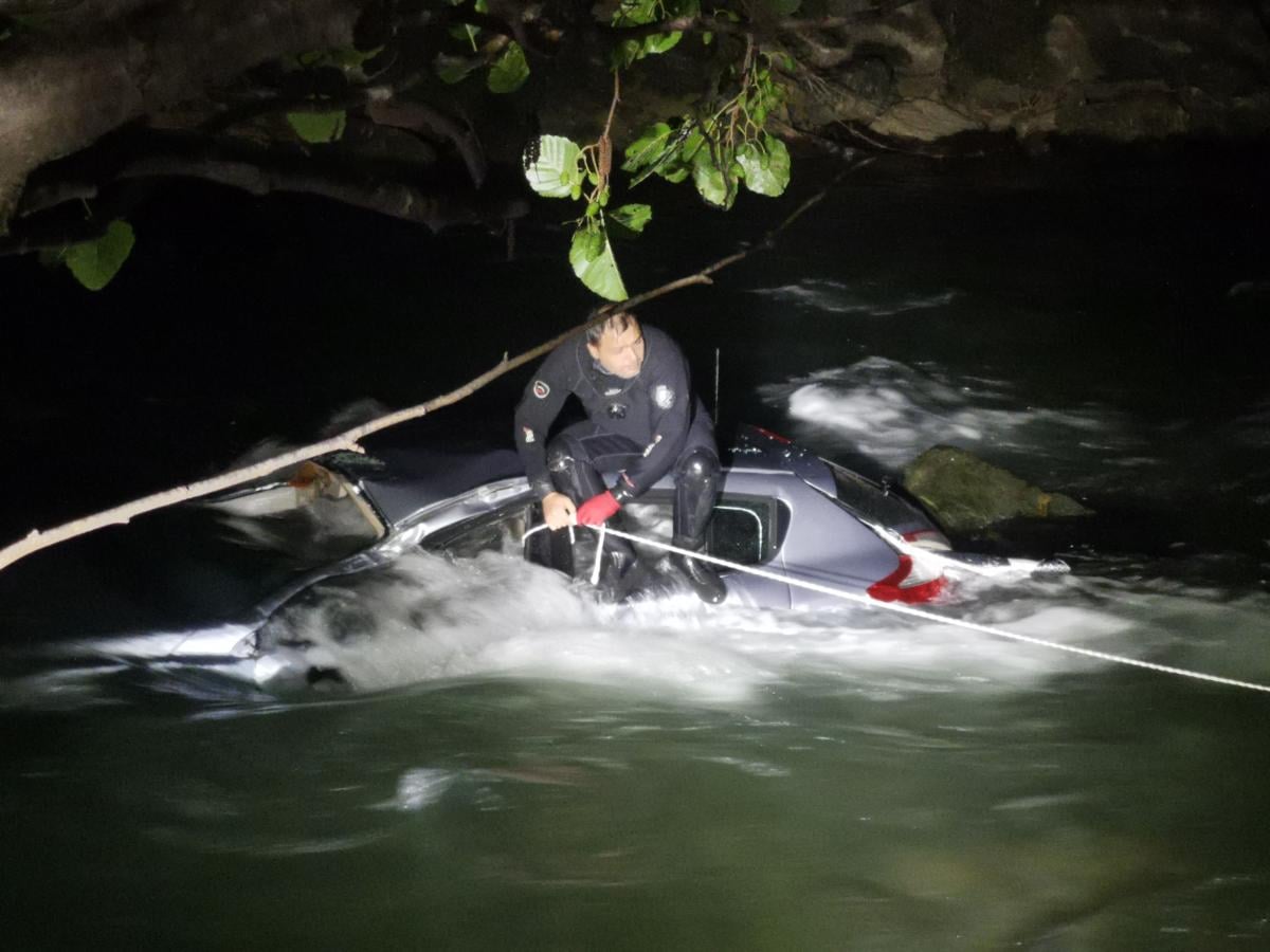 Tunceli'de içinde sürücü olmayan araç Munzur Çayı'na uçtu