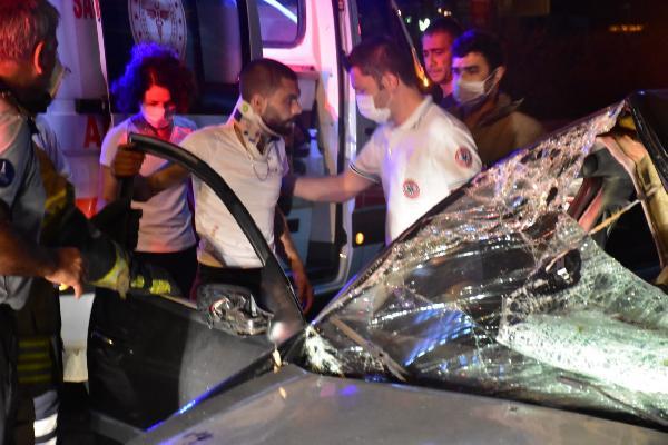 İzmir'de otomobil üst geçidin ayağına çarptı: 3 yaralı
