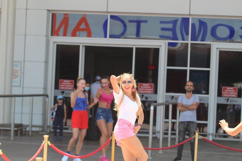 Rus turistler akın akın Antalya'ya geliyor