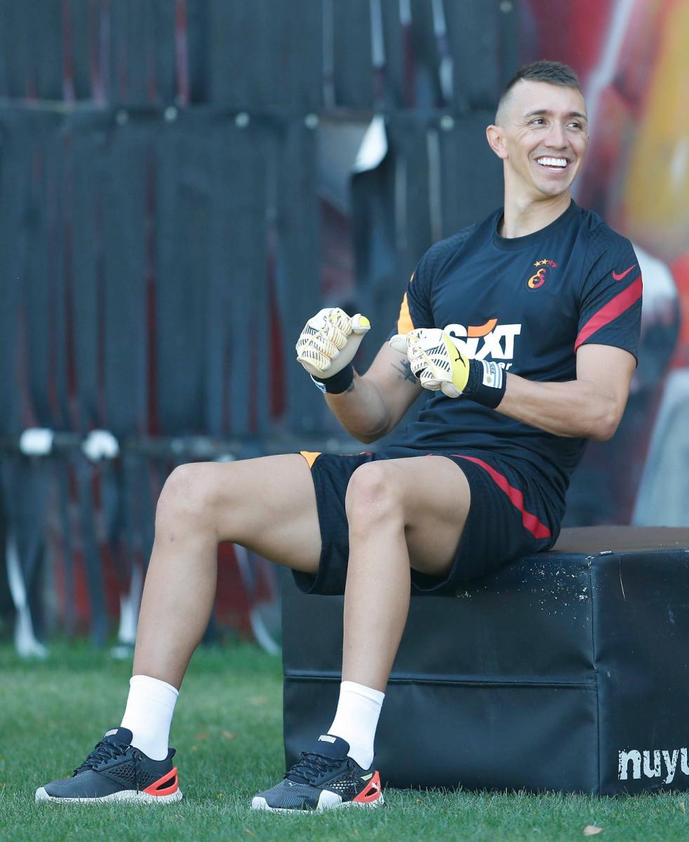 Muslera çalışmalarını sürdürüyor