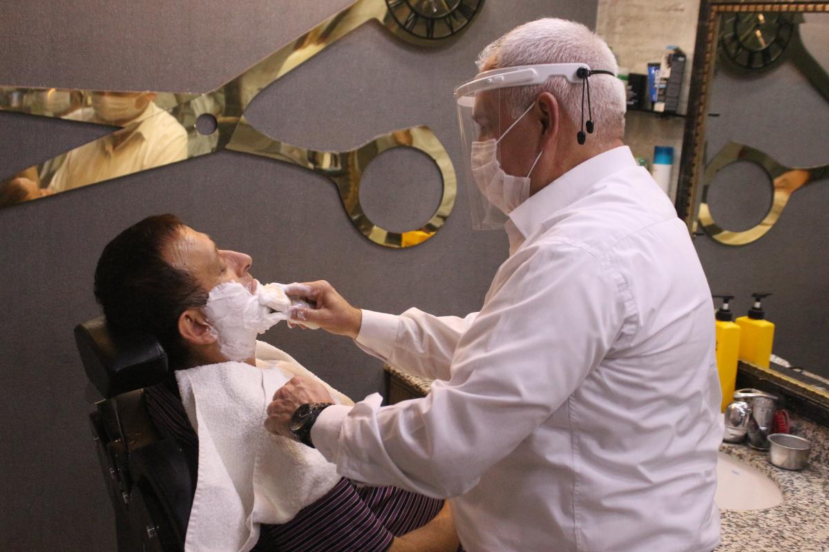 Denizli'de 34 yıllık berber, kan bankası kurdu