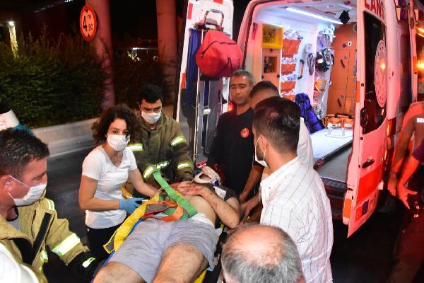 İzmir'de otomobil üst geçidin ayağına çarptı: 3 yaralı