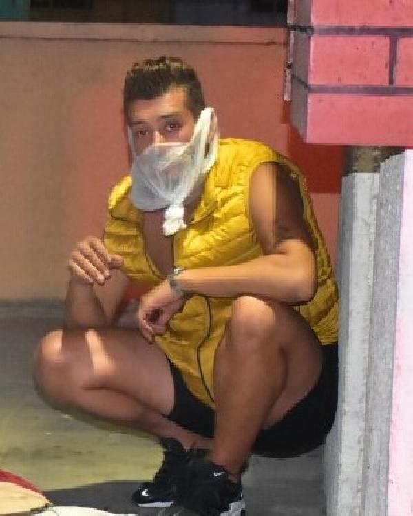 İzmir'de otomobil üst geçidin ayağına çarptı: 3 yaralı