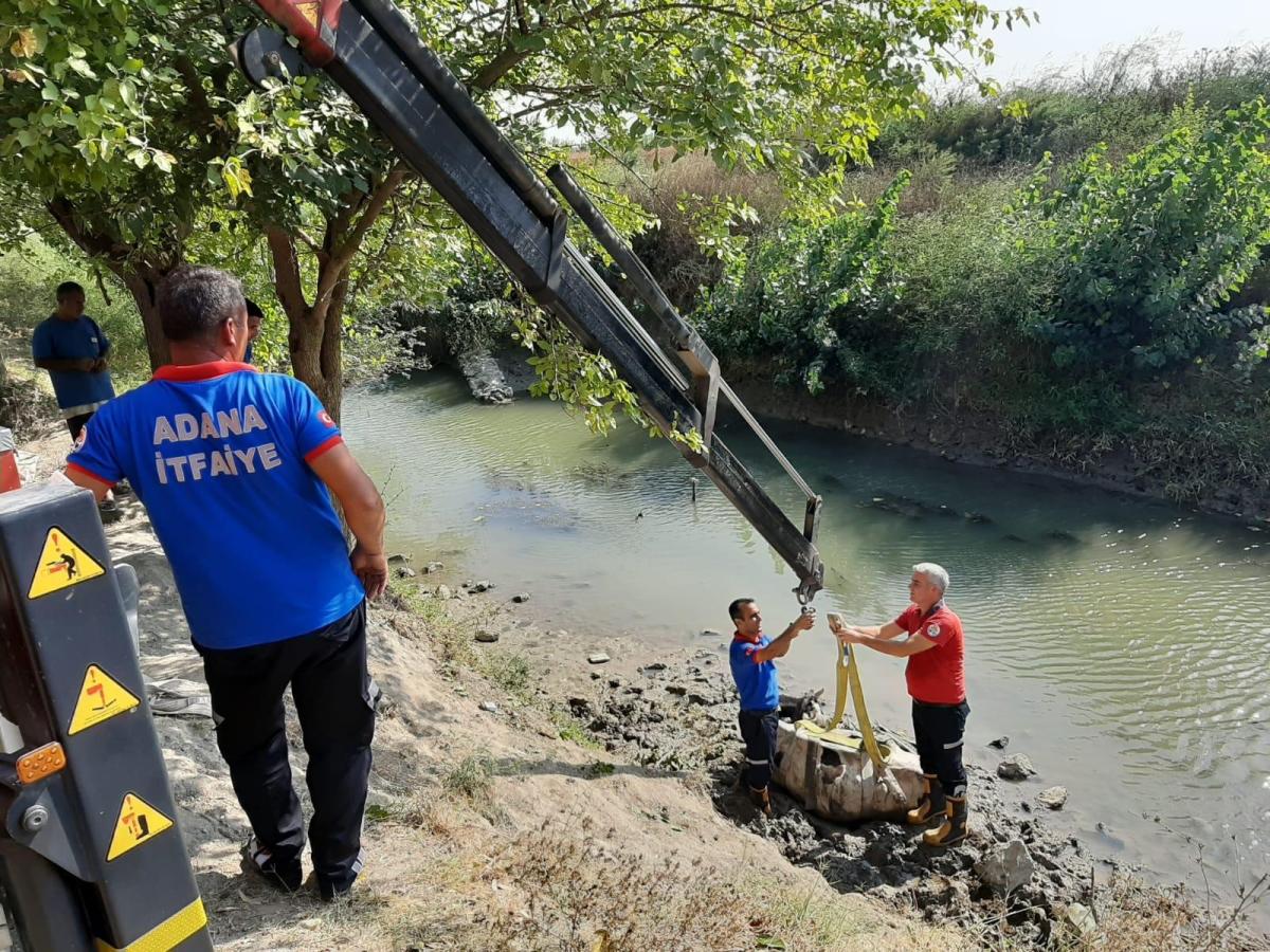 Adana'da çamura saplanan ineği itfaiye kurtardı