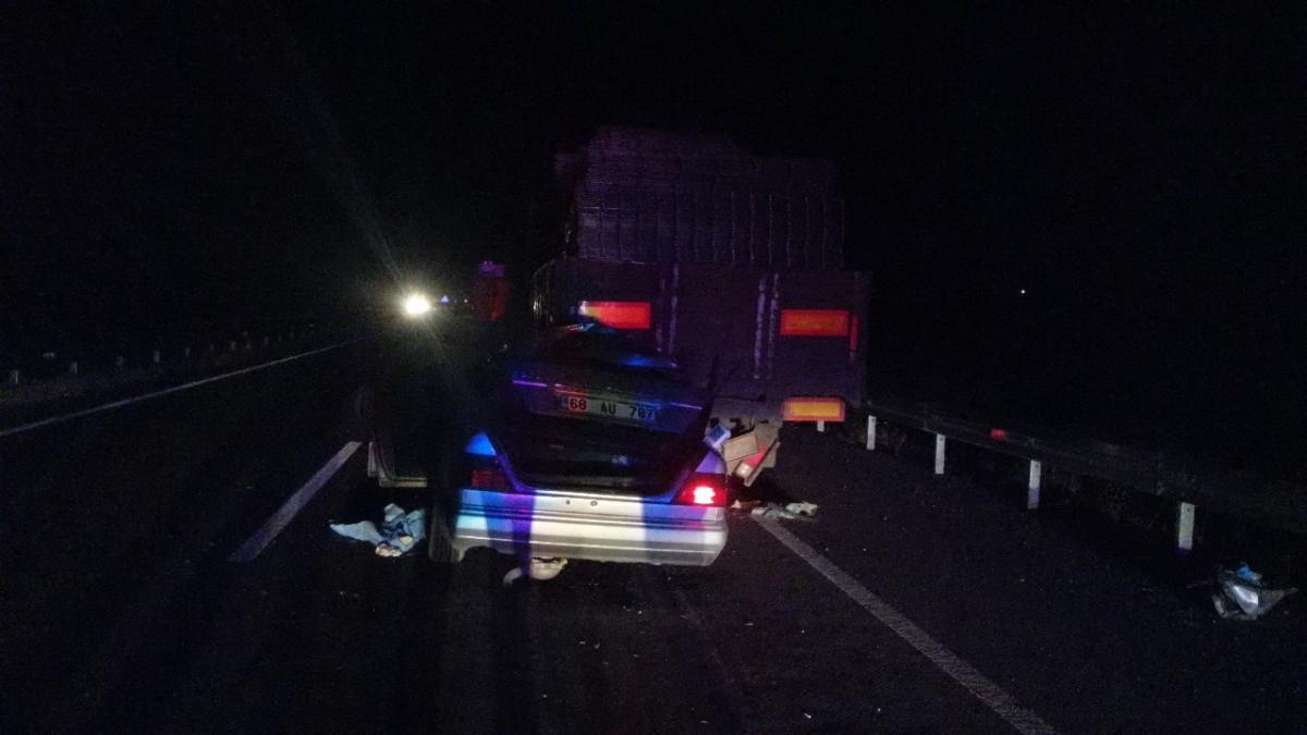 Kayseri'de otomobil tıra arkadan çarptı: 2 ölü 1 yaralı