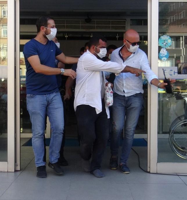 Zonguldak'ta istediği ilaç verilmeyen hasta çatıya çıktı