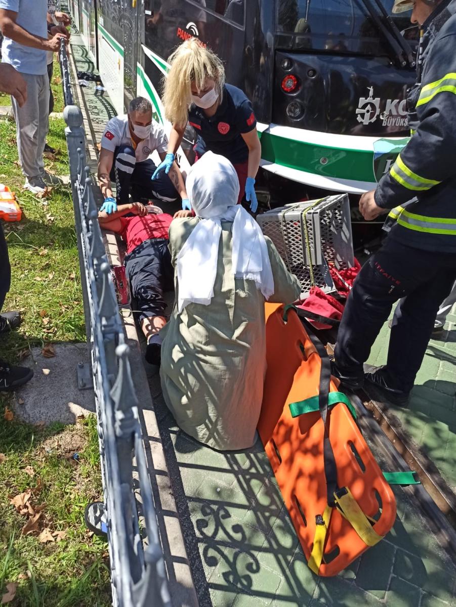 Kocaeli'de motosikletli adam tramvayın altında kaldı