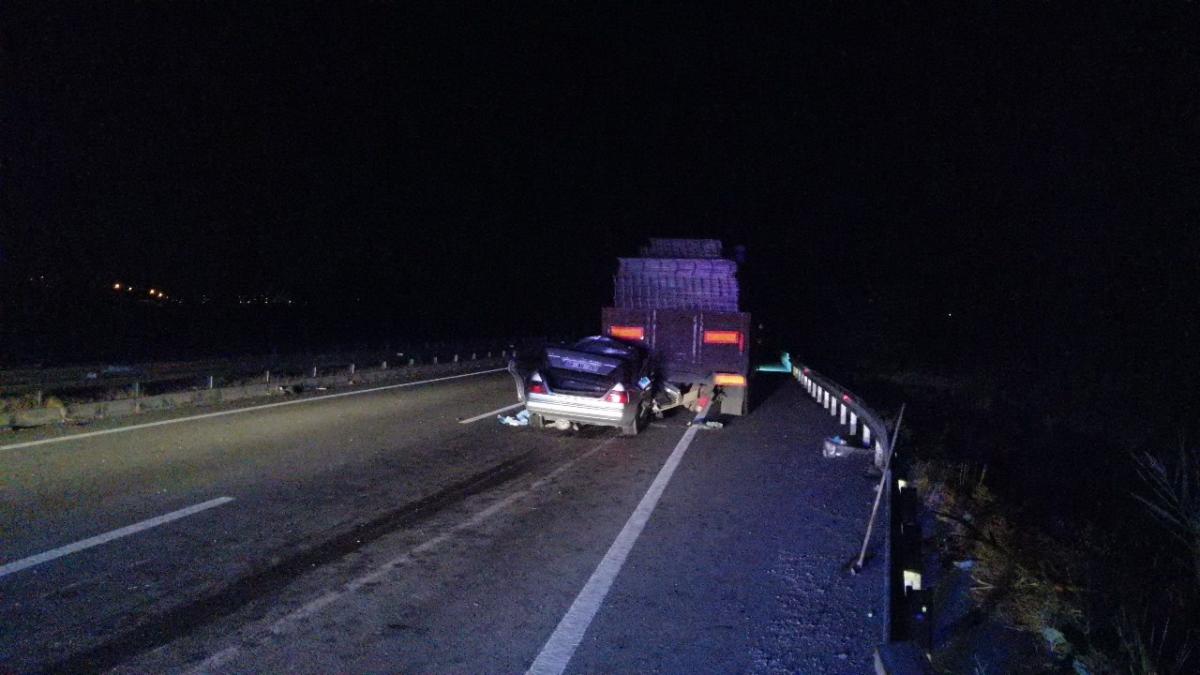 Kayseri'de otomobil tıra arkadan çarptı: 2 ölü 1 yaralı