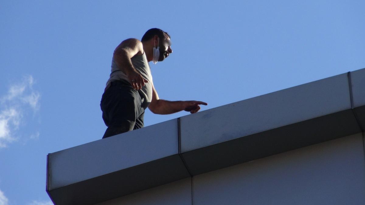 Zonguldak'ta istediği ilaç verilmeyen hasta çatıya çıktı