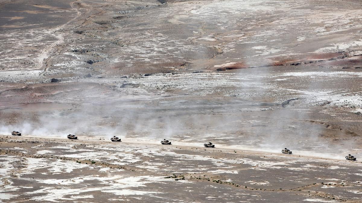 Bakan Akar: Ermenistan'a karşı Azerbaycan'ın yanındayız