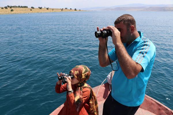 Van Gölü'nde dürbünle 'canavar' aradılar