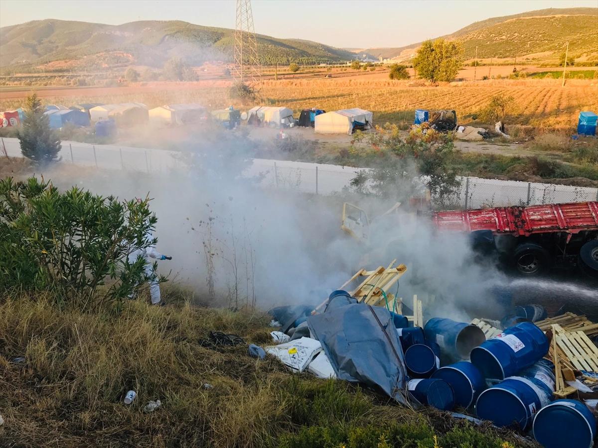 İzmir'de trafik kazası sonrası yola kimyasallar döküldü