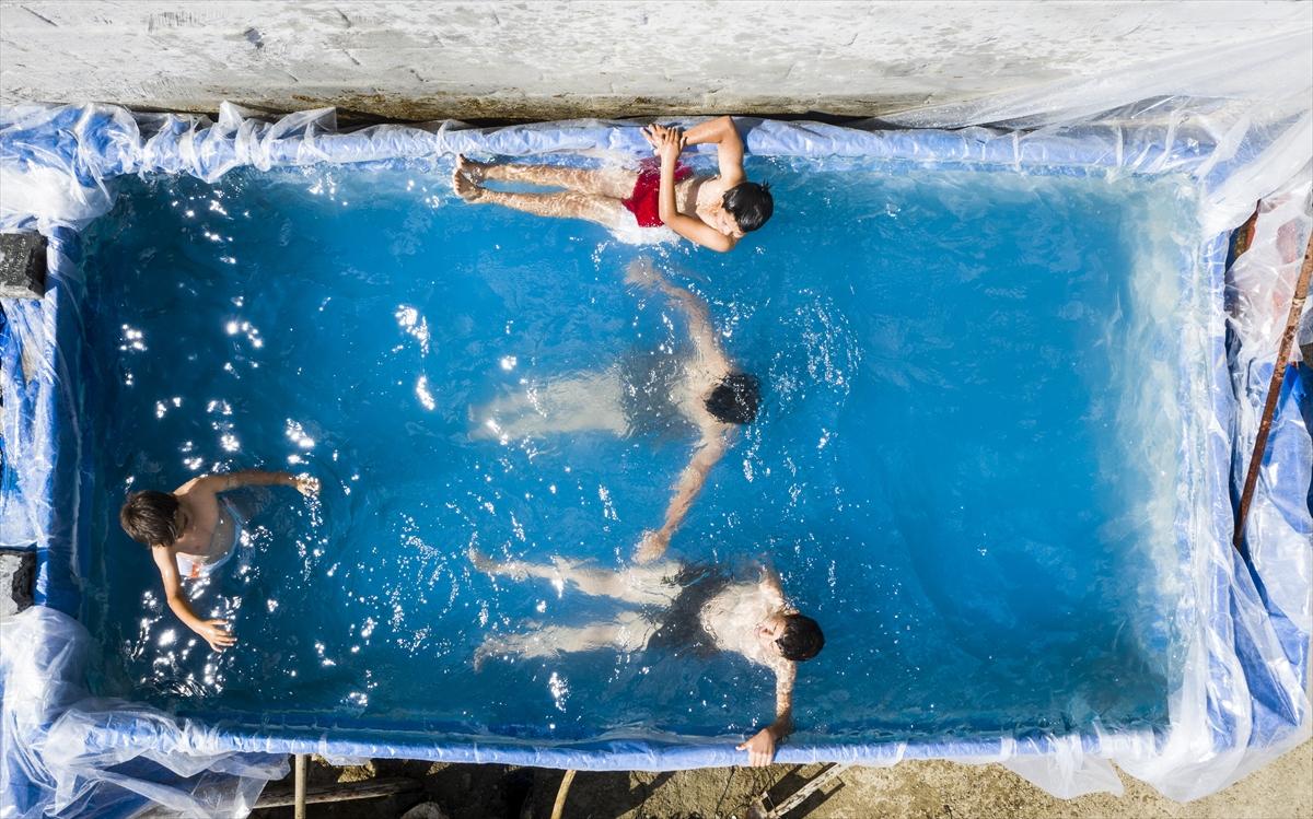 Ankara'da traktör römorkunu çocukları için havuza çevirdi