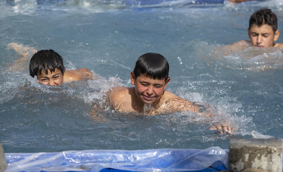 Ankara'da traktör römorkunu çocukları için havuza çevirdi