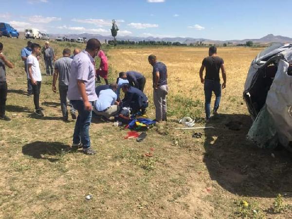 Erzincan'da minibüs tarlaya uçtu: 1 ölü, 4 yaralı