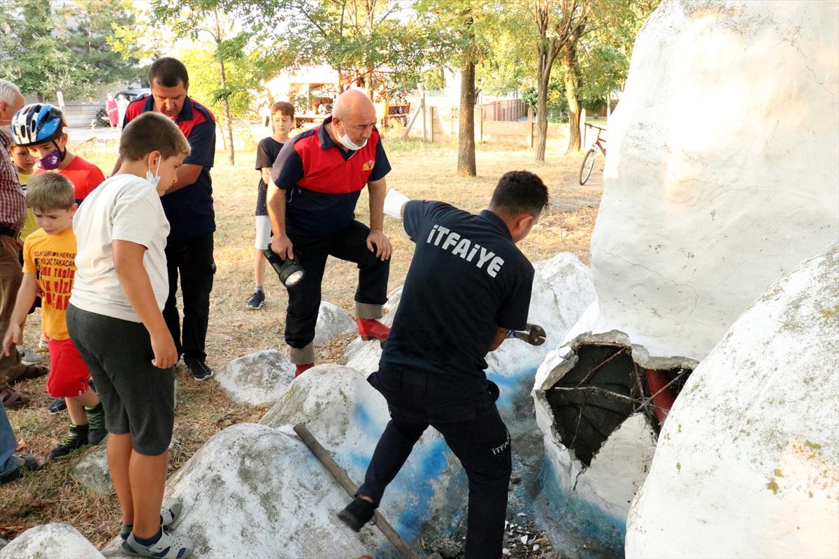 Kırklareli'nde mahsur kalan yavru kediyi itfaiye kurtardı