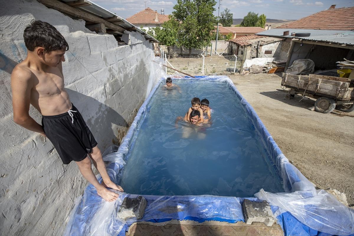 Ankara'da traktör römorkunu çocukları için havuza çevirdi