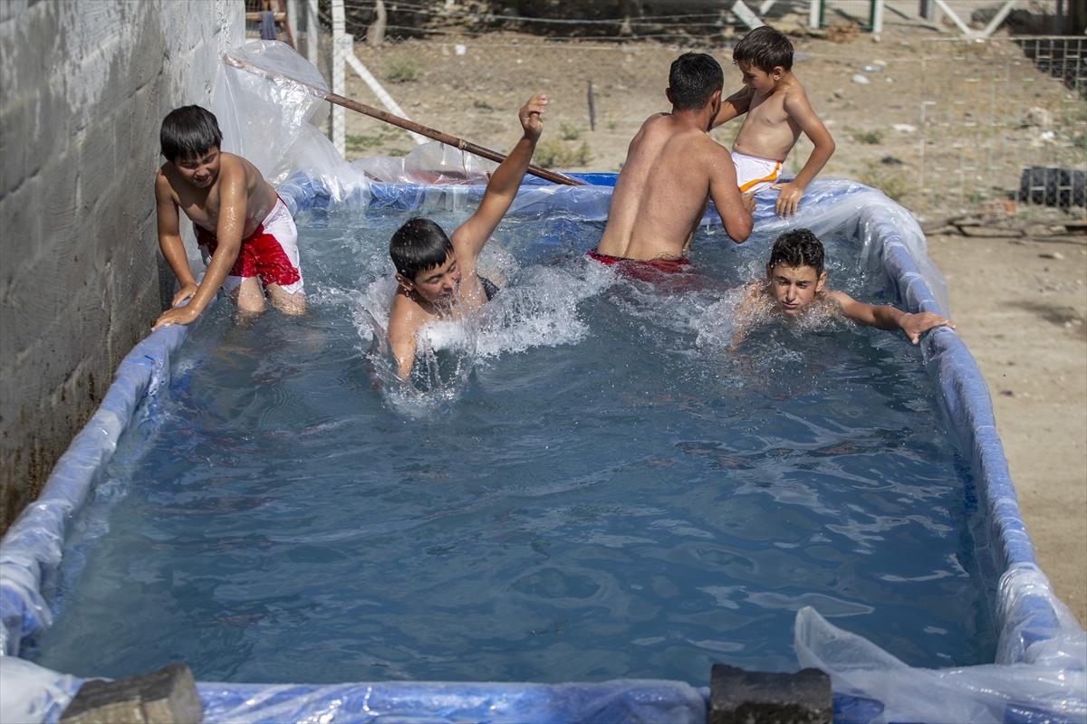 Ankara'da traktör römorkunu çocukları için havuza çevirdi