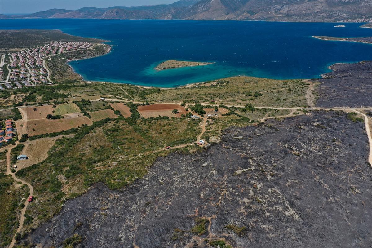 Çeşme'deki yangın havadan görüntülendi