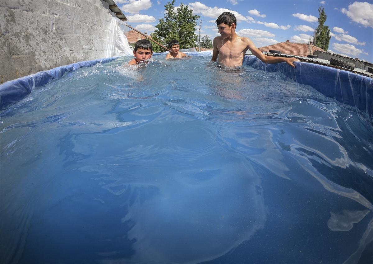 Ankara'da traktör römorkunu çocukları için havuza çevirdi