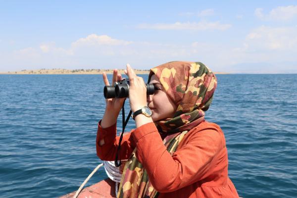 Van Gölü'nde dürbünle 'canavar' aradılar