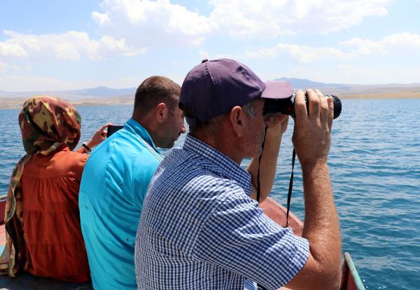 Van Gölü'nde dürbünle 'canavar' aradılar