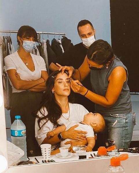 Hazal Kaya oğlu Fikret Ali'yi film setine götürdü