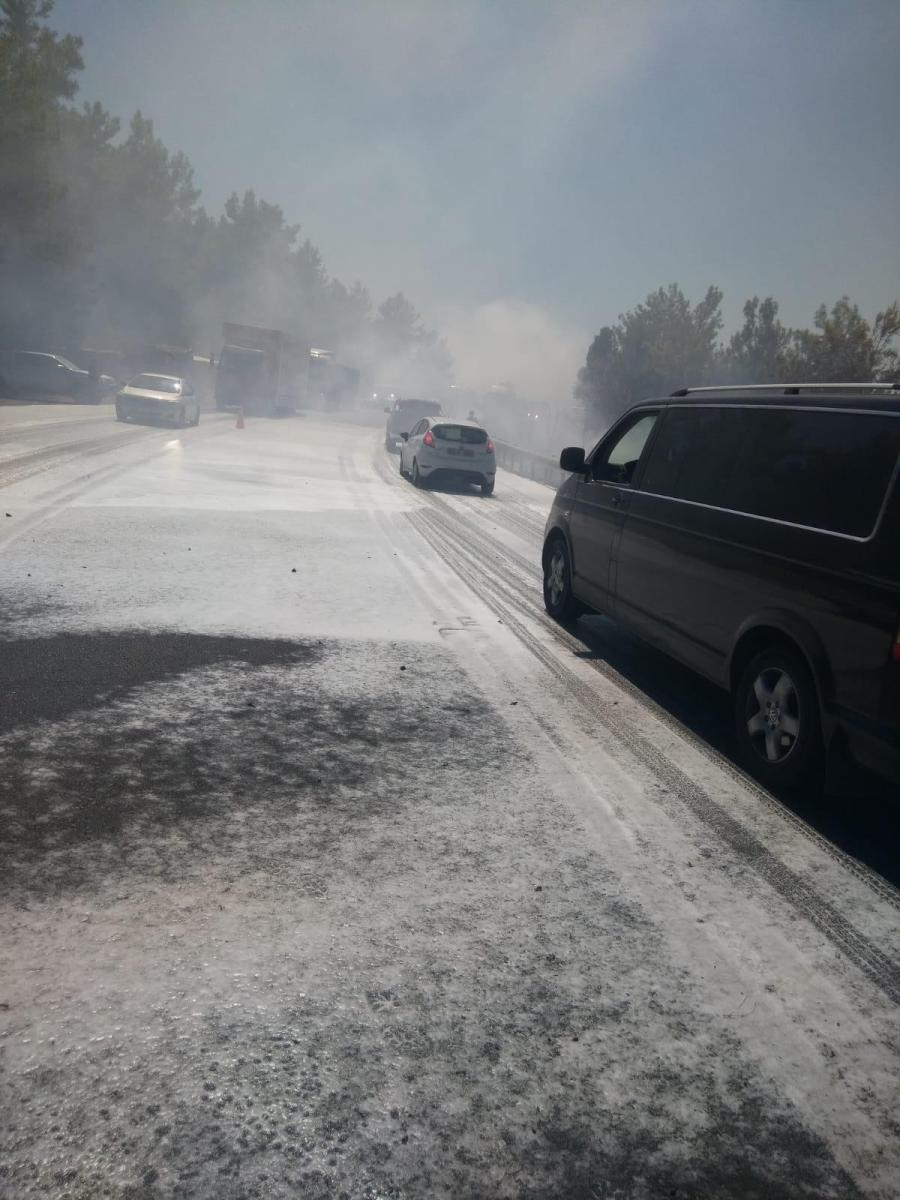 Antalya'da lastiği patlayan kamyon, yangına neden oldu
