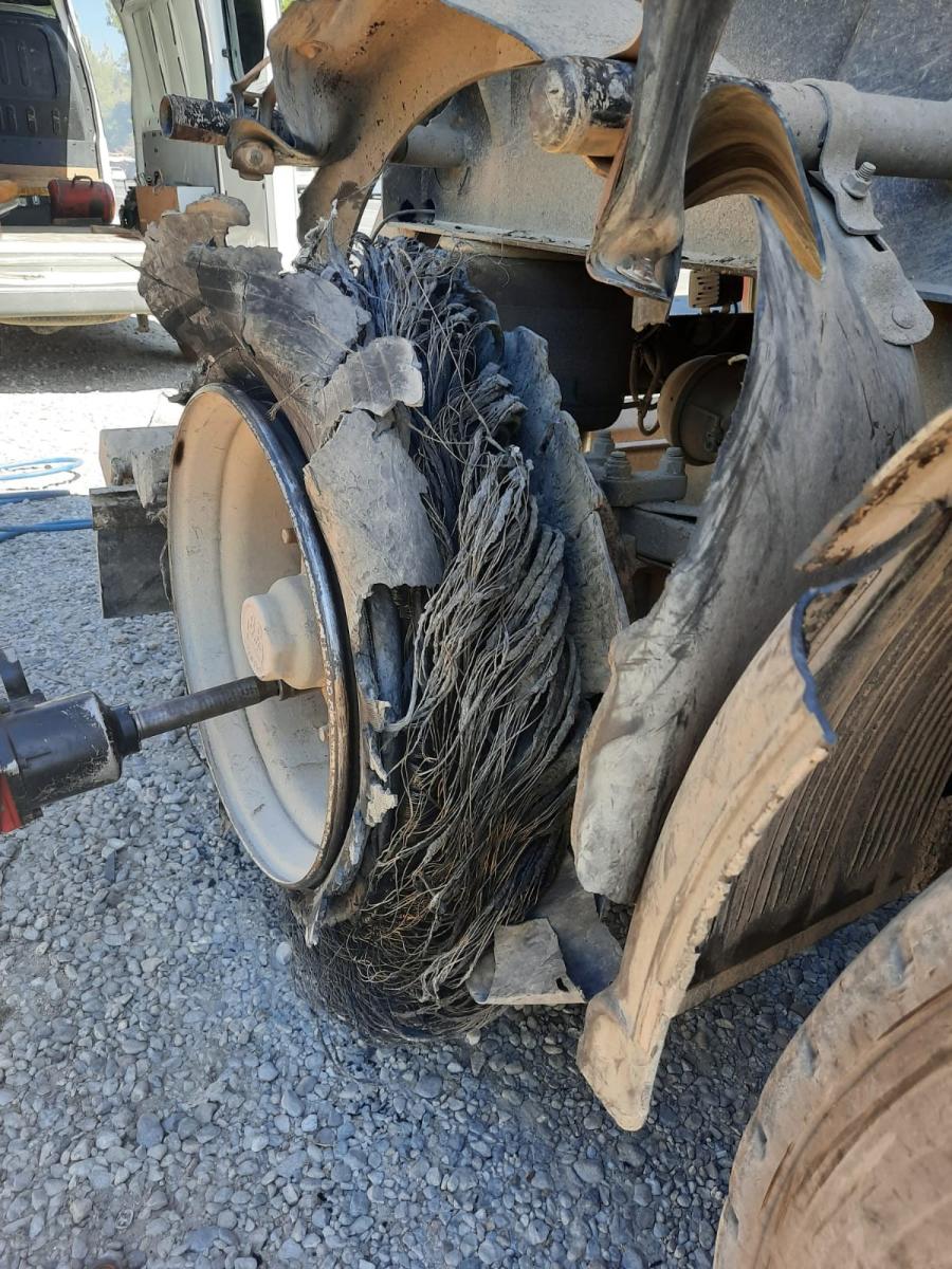 Antalya'da lastiği patlayan kamyon, yangına neden oldu