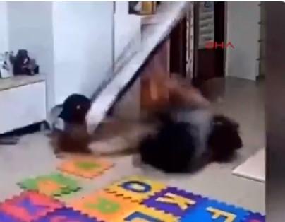 Çinli baba kızını devrilen aynadan son anda kurtardı