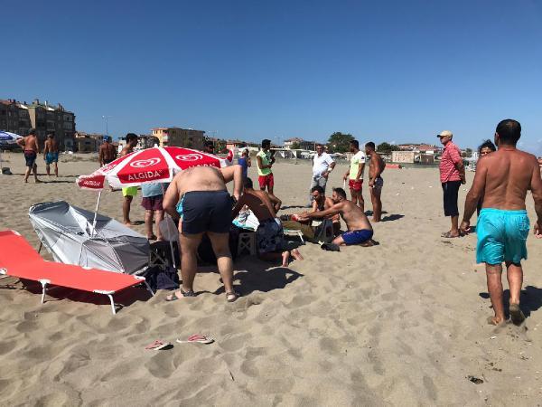 Sakarya'da plajda komşularını bıçakladı: 3 yaralı