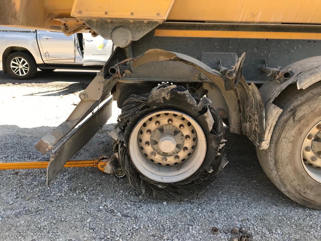 Antalya'da lastiği patlayan kamyon, yangına neden oldu