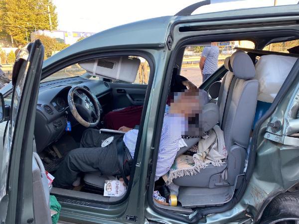 Sakarya'da işçi servisi ile hafif ticari araç çarpıştı