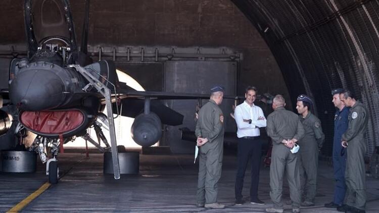 Miçotakis Fransız savaş uçaklarının önünde poz verdi