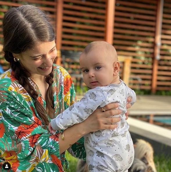 Hazal Kaya oğlu Fikret Ali'yi film setine götürdü