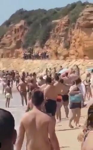 İspanyollar'ın bakışları arasında karaya çıkan mülteciler