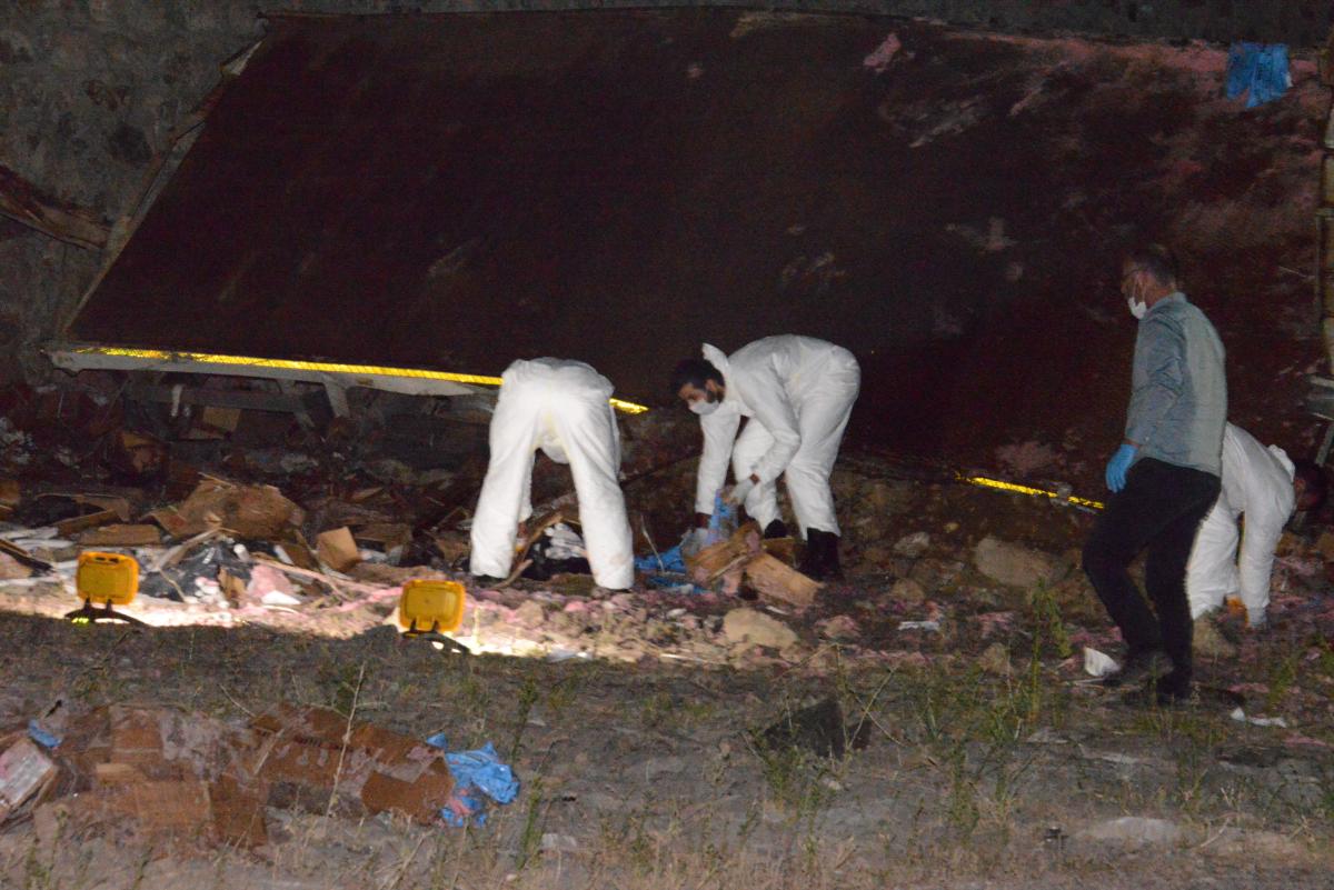 Erzurum'da patlayıcı yüklü kamyon takla attı: 2 ölü