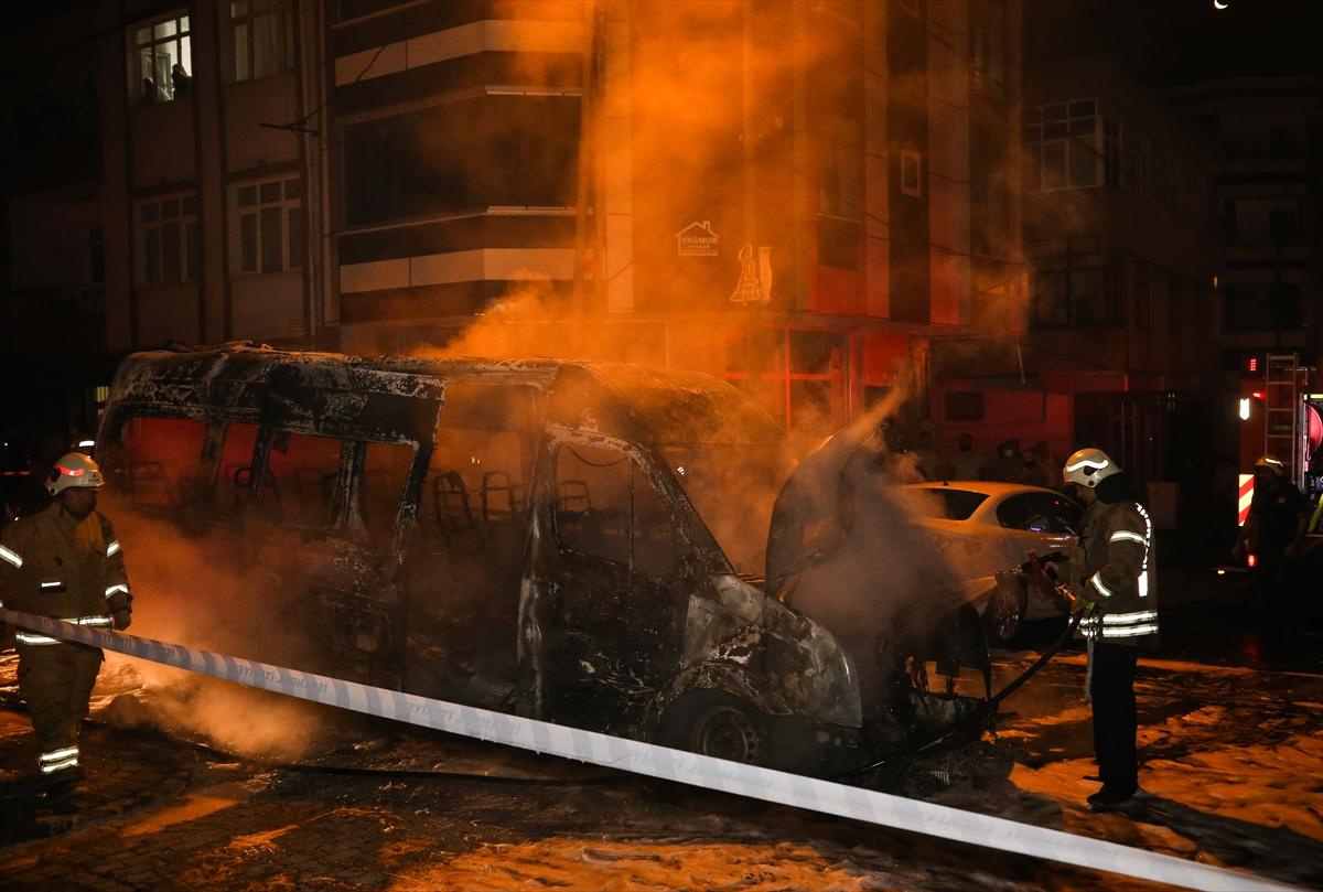 Küçükçekmece'de, servis minibüsü yandı