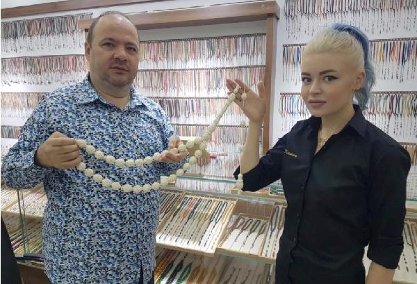 Ukranyalı eski model, Kayseri'de tespih üretiyor