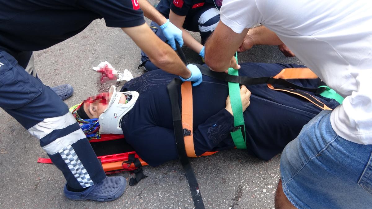 Kocaeli’de halk otobüsü anne ve kızına çarptı