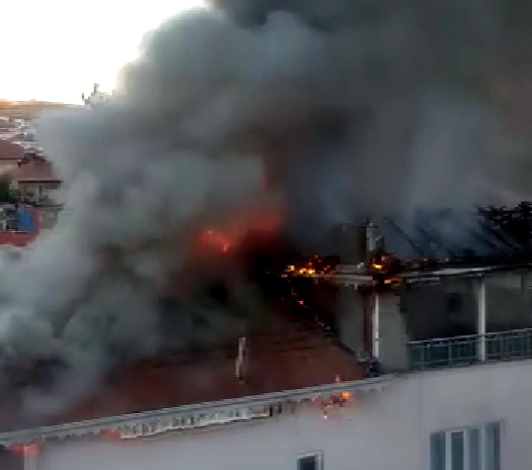 Adıyaman'da terasta yapılan yemek ateşi, çatıyı yaktı